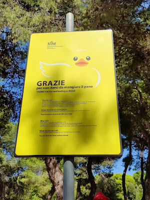 モンテ・ウルピヌ公園 (Parco di Monte Urpinu)の鳥の餌やり禁止の看板