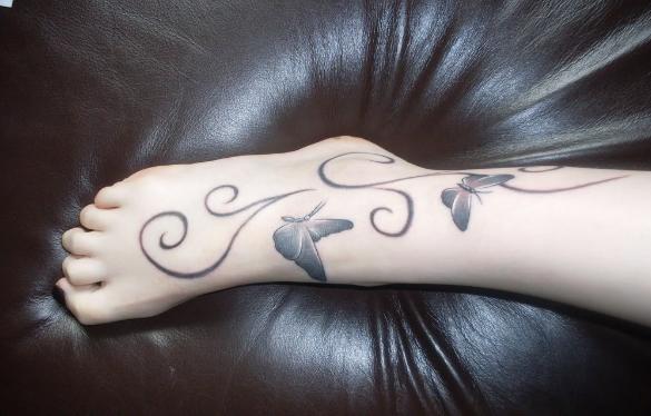 Patterns related to flowers and nature work well in anklet bracelet tattoos.