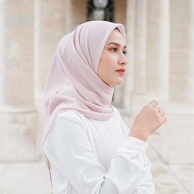 Hal yang dilarang dalam  gaya rambut  muslimah Perempuan 