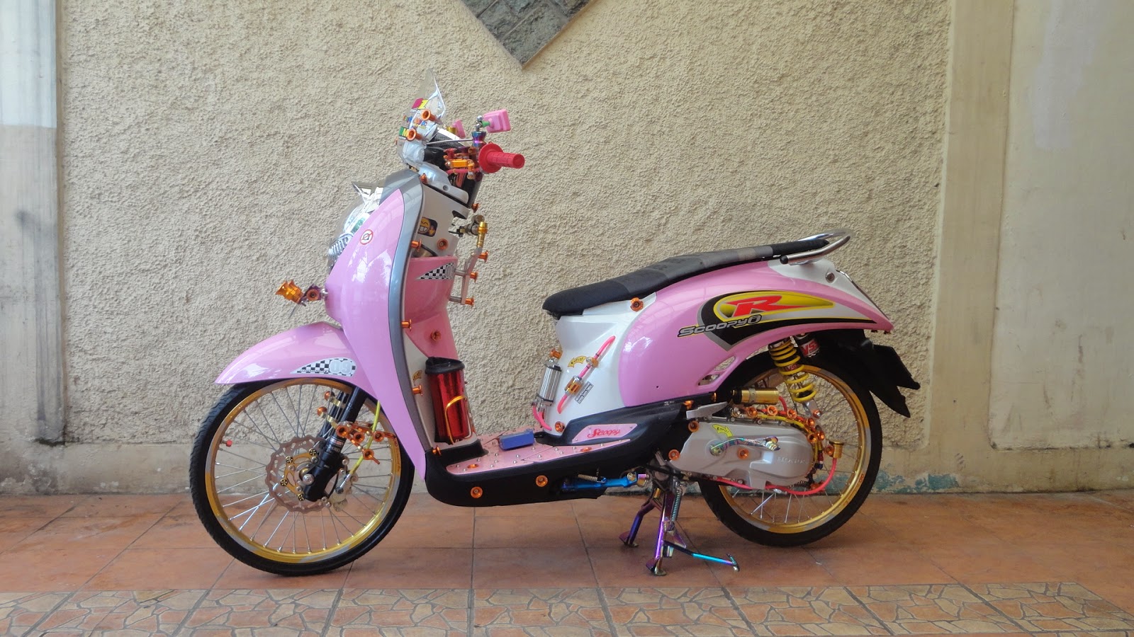 Modifikasi Motor Matic Honda Scoopy Pink Retro OtoasiaNet