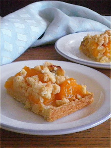 Peach Crumb Slab Pie  @ https://treatntrick.blogspot.com 