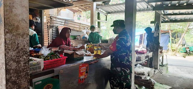 Sambangi 4 pasar Tradisional anggota Koramil 11 Polokarto cek harga minyak goreng