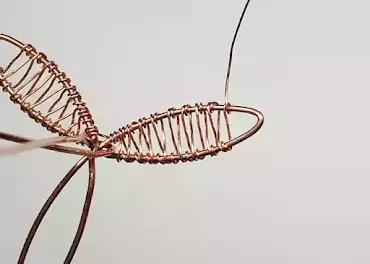 ホタルブクロのピアスの作り方 - step３：ワイヤーウィーブ