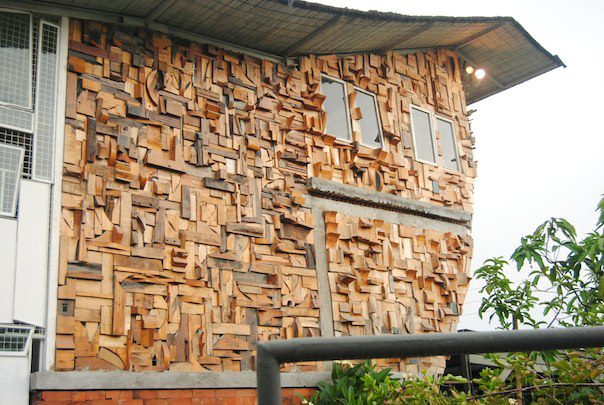 Ragam hias dinding dari limbah  kayu  Arsitektur Ramah 