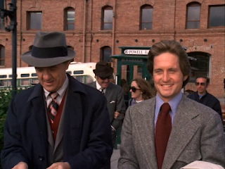Los extras que caminan detrás de Karl Malden y Michael Douglas llevan gafas de Sol