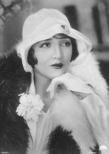 Bebe Daniels with killer gloves ~ 1920s #vintage #fashion #1920s #style #gloves