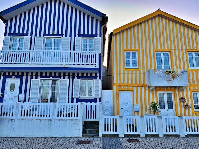 Jak dojechać z Porto do Aveiro? Jak dostać się z Porto do Costa Nova? To świetny pomysł na jednodniową wycieczkę z Porto: portugalska Wenecja - Aveiro i kolorowe domki w paski czyli Costa Nova.