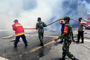 Aksi Heroik Personil TNI Polri Bersama Masyarakat Padamkan “Si Jago Merah”” Dengan Alat Seadanya 