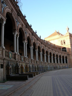 La Plaza de España al atardecer; tiene un banco precioso por cada provincia española