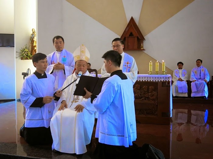 ĐCV Vinh Thanh: Lễ trao thừa tác vụ đọc sách và giúp lễ cho 47 đại chủng sinh