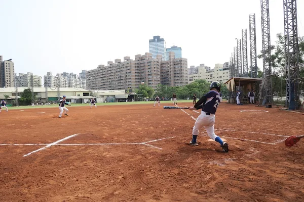 弘道攜手台灣人壽打造甲子園 不老棒球聯盟揮召熱血