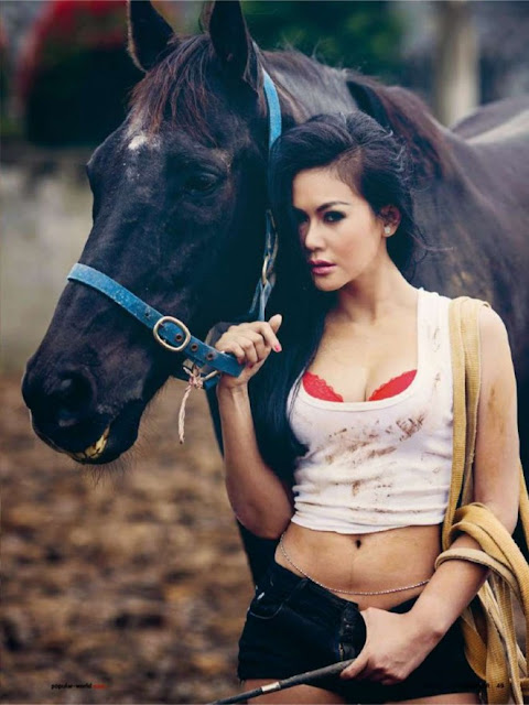 Foto Sexy Anneke Caroline Menunggang Kuda Popular Indonesia 2015 