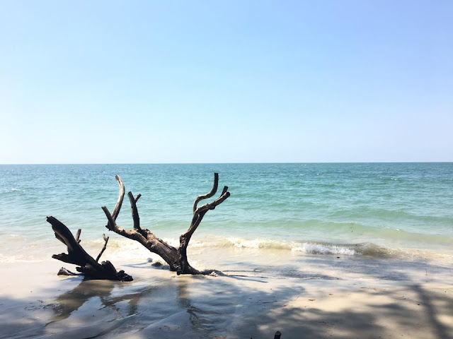 หาดราชการุณย์ เป็นหาดที่ตั้งอยู่ในเขตดูแลของทหาร