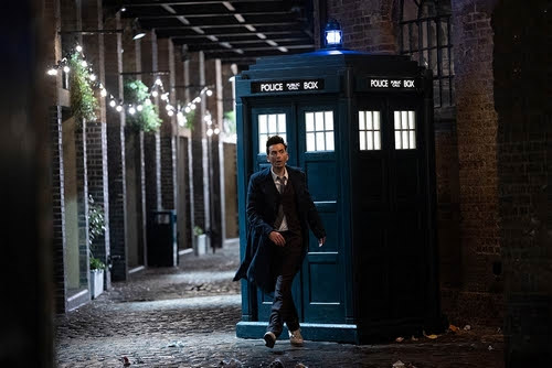 Le Doctor sort de son TARDIS