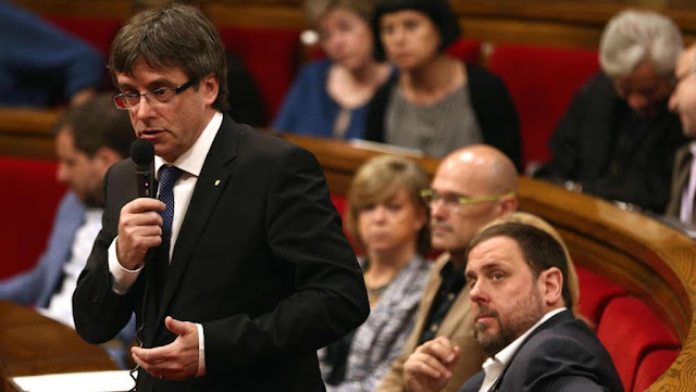 Carles Puigdemont en sede parlamentaria (Fotografía de La Vanguardia”)
