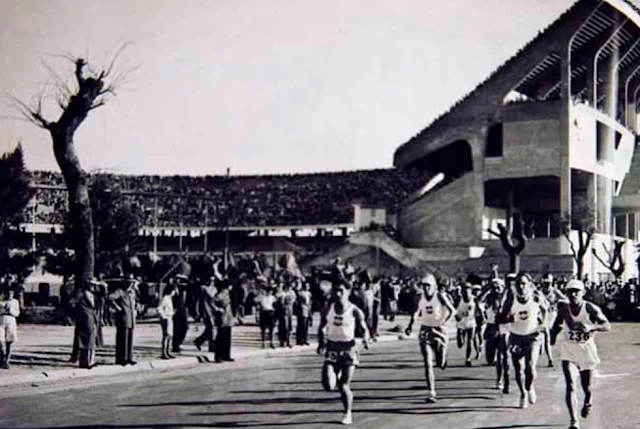 Foto preto e branco de maratonistas correm em volta do estádio do River Plate durante os jogos Pan-Americanos de 1951