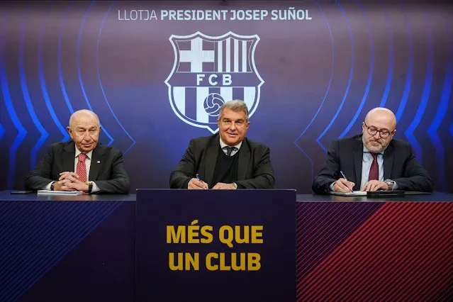 Le FC Barcelone a annoncé un partenariat stratégique avec l'entreprise catalane Roca, spécialisée dans la conception et la distribution de produits sanitaires. Cet accord, qui s'étend sur au moins trois saisons jusqu'en juin 2028, désigne Roca comme le fournisseur officiel du nouvel Espai Barça, et plus particulièrement des installations sanitaires du Spotify Camp Nou. Roca, fournisseur officiel du nouvel Espai Barça  Les produits Roca seront présents dans toutes les toilettes du stade du nouveau Camp Nou. Ce partenariat s'inscrit dans la volonté du club de promouvoir les entreprises locales et de s'entourer de partenaires de qualité pour améliorer l'expérience des supporters. Les deux parties ont exprimé leur satisfaction suite à la conclusion de cet accord. "C'est un engagement pour doter le nouveau Spotify Camp Nou des équipements les plus raffinés du marché, ce qui améliorera le confort de tous les visiteurs du stade", a déclaré le président Laporta. Miquel-Ángel Munar, responsable du groupe SMD Roca EMEA, a ajouté : "Pour Roca, c'est un honneur de collaborer avec le FC Barcelone, une organisation avec laquelle nous partageons des racines et des valeurs communes. Nous sommes fiers d'apporter notre contribution au bien-être des supporters du nouveau Spotify Camp Nou." Ce partenariat avec Roca, une entreprise locale, renforce l'identité catalane du FC Barcelone et témoigne de l'engagement du club envers son territoire. En choisissant un fournisseur de renom, le Barça s'assure de proposer des installations sanitaires modernes et fonctionnelles à ses supporters