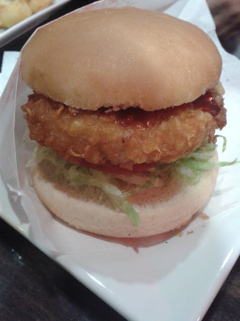 TAPA DE HAMBURGUESA DE POLLO CRUJIENTE CON SALSA DE FRAMBUESA