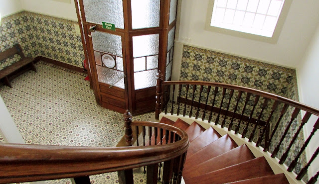 entrada da fábrica de Conservas Pinhais escadaria em madeira e pisos de azulejos