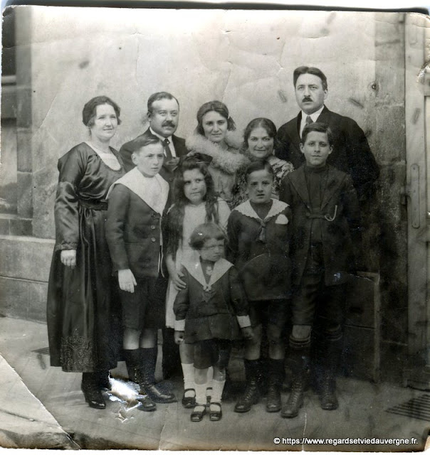 Photo noir et blanc ancienne :  famille en tenue du dimanche