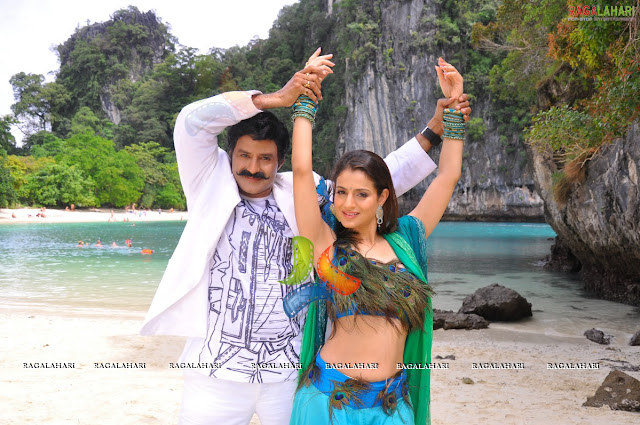 Amisha Hot In Telugu Movie Paramaveerachakra
