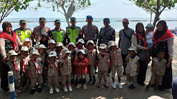 Suasana Keceriaan Liburan Nataru di Objek Wisata Pantai: Polisi Berinteraksi Dengan Anak-Anak