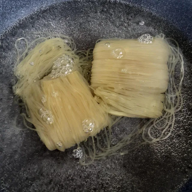 끓는 물에 사리를 넣었다.