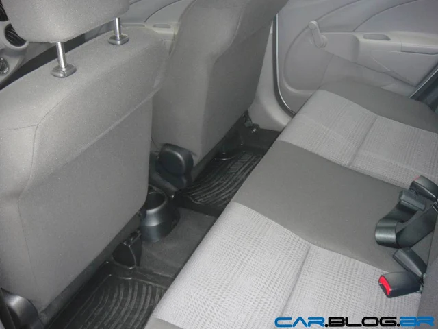 Toyota Etios Hatch X - versão básica - banco traseiro