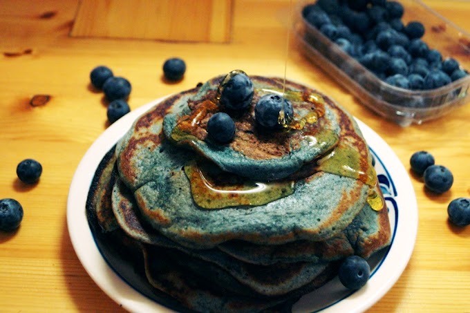 Blaue Pancakes mit Heidelbeeren