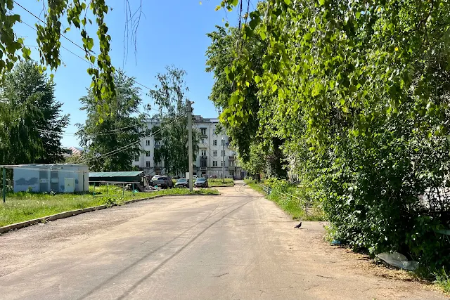 Дзержинский, площадь Святителя Николая, дворы