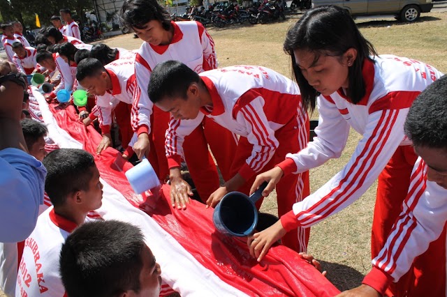 PASKIBRAKA KAB. SUKOHARJO CUCI BENDERA MERAH PUTIH RAKSASA