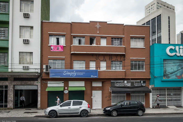 Um pequeno edifício na Rui Barbosa