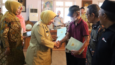 Bupati Serahkan SHM Tanah untuk Jalan Mranti dan Karangrejo