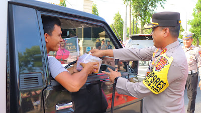  Polres Aceh Tamiang Kembali Laksanakan Program "Ramadhan Berbagi" Dengan Membagikan Takjil Kepada Pengguna Jalan