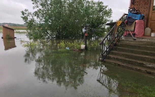 На Львівщині стався перелив води через дамбу