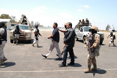 62 POLICÍAS MUNICIPALES Y MINISTERIALES FUERON DETENIDOS POR EL EJERCITO MEXICANO EN TIJUANA, VIDEOS