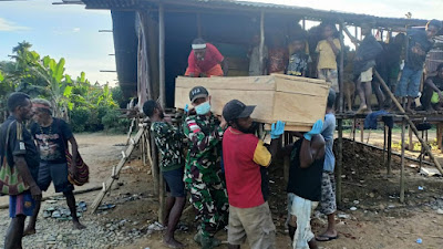   Wujud Ikatan Batin, Satgas Yonif 143 Bantu Pemakaman Warga di Perbatasan Papua