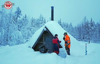 A comer tras la pesca en hielo en Laponia, Finlandia