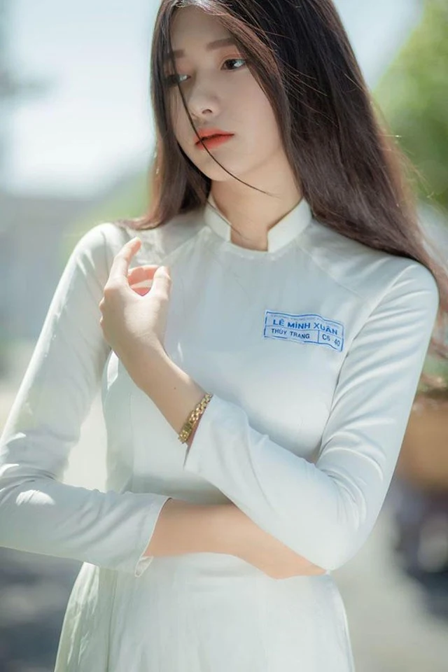 “Thiên thần áo dài trắng” sinh năm 2004 vừa thơ ngây lại cá tính