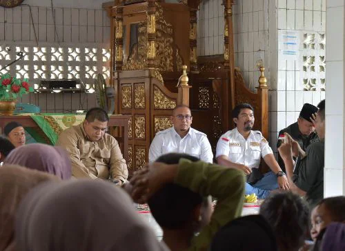 Andre Rosiade Bantu Perbaikan Mushalla Al Mukhlisin Bungus, Padang