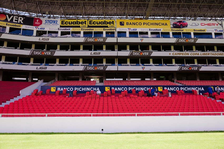  Estadio Rodrigo Paz Delgado, realiza instalación de asientos en la Tribuna Oriental