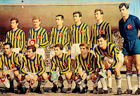 FENERBAHCE S. K. - Estambul, Turquía - Temporada 1964-65 - Ziya Sengul, Ali Ihsan Okçuoğlu, Birol Pekel, Honor Hasan, Senol Birol y Hazım Cantez; Ismail Kurt, Ogun Altıparmak, Aydın Yelken, Şükrü Birand y Ozer Kanra - En esta temporada, el Fenerbahce ganó la Superliga Turca