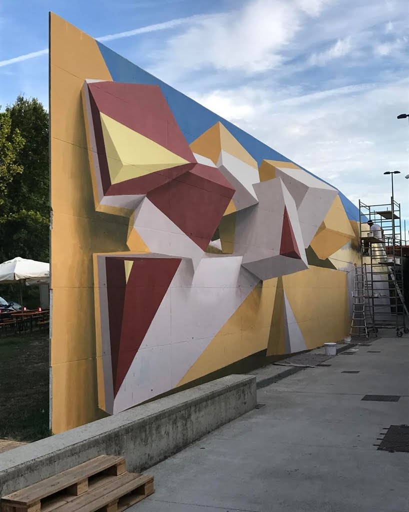 Formas abstractas y geométricas saltan de la pared en murales tridimensionales 