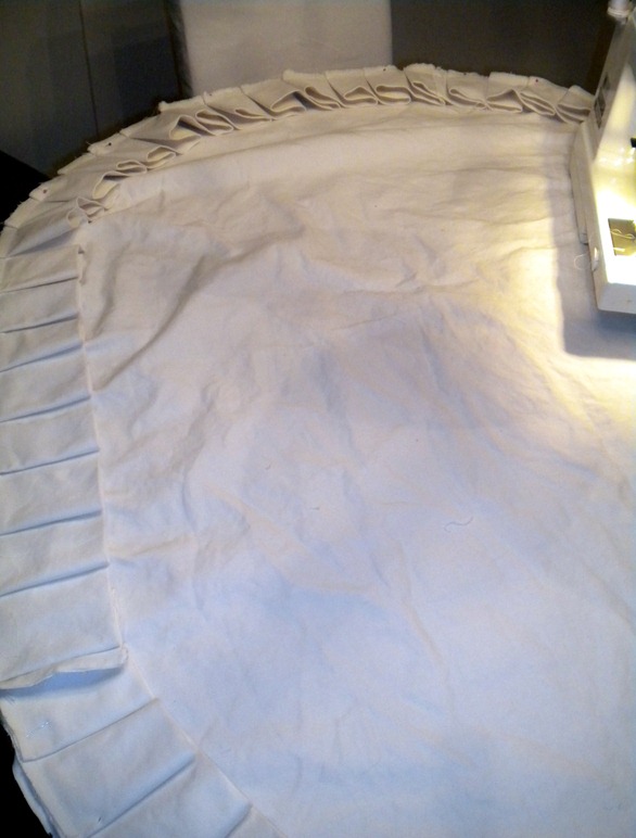 Pleated tablecloth tutorial at JunkinJunky.blogspot.com