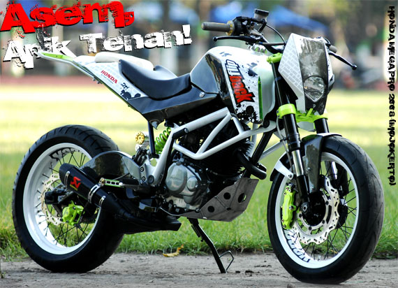 Foto Modifikasi Honda Megapro bergaya supermoto dan streetfighter Rangka asli buritan milik Mega Pro memang terlalu landai. Setelah dikurangi langsung diganti pakai pipa tubular menambahkan Builder 