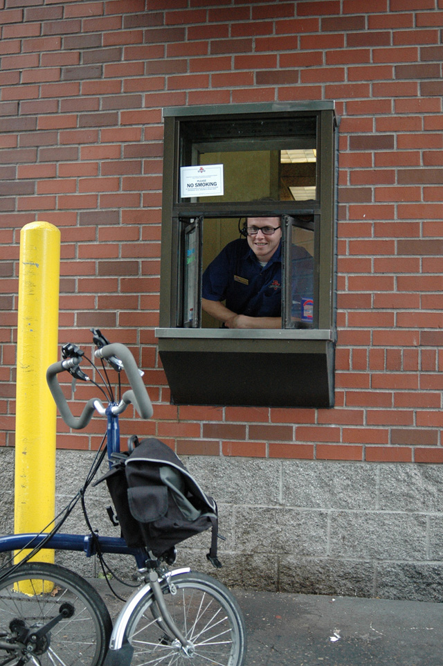 Lanchonete tem drive-thru para bicicletas