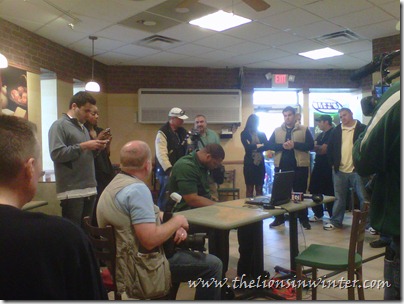 Detroit Lions bloggers and media gather around Ndamukong Suh at Subway