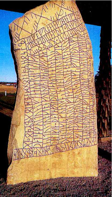 Piedra con inscripciones rúnicas.
