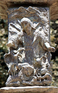 ישעיהו הנביא בפסל המנורה ליד בניין הכנסת, בנו אלקן. צילום: תמר הירדני, ויקיפדיה