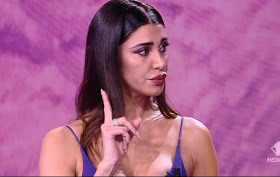 Belen Rodriguez labbra rifatte viste di lato le Iene Show puntata 13 aprile 2022